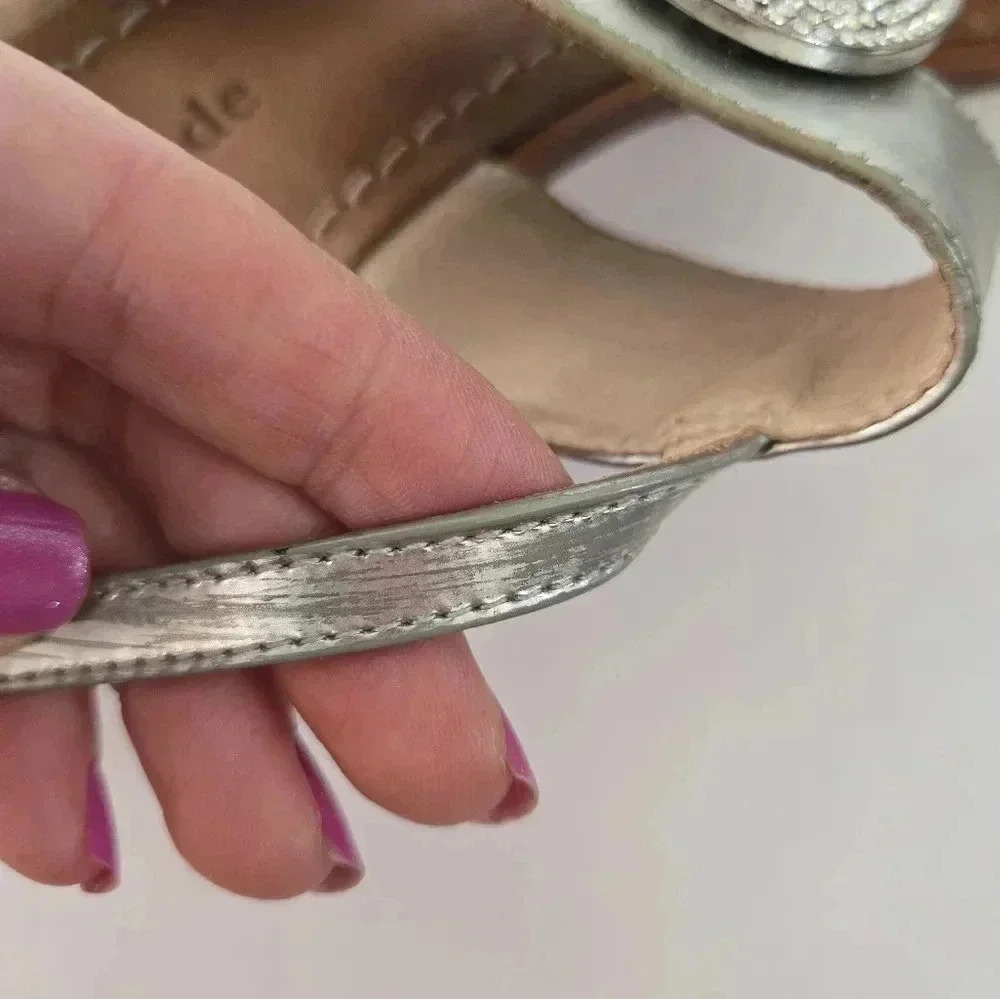 Kate Spade bee silver sandals with rhinestone leather sole detail sz 7 - Picture 9 of 9